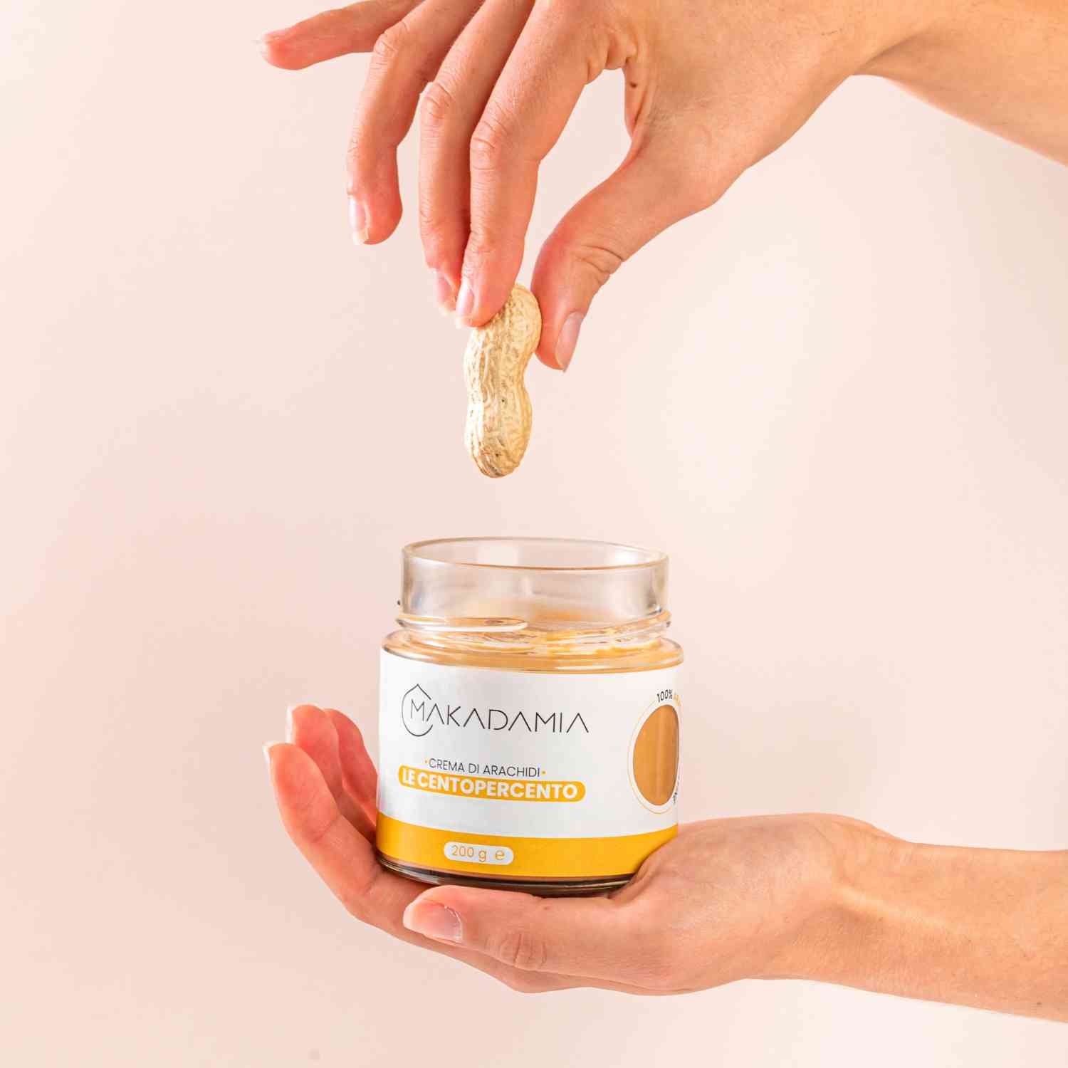 crema spalmabile di arachidi argentine con mano