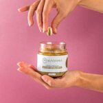 crema spalmabile pistacchi mediterranei con mano