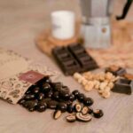 Frutta secca ricoperta di cioccolato fondente