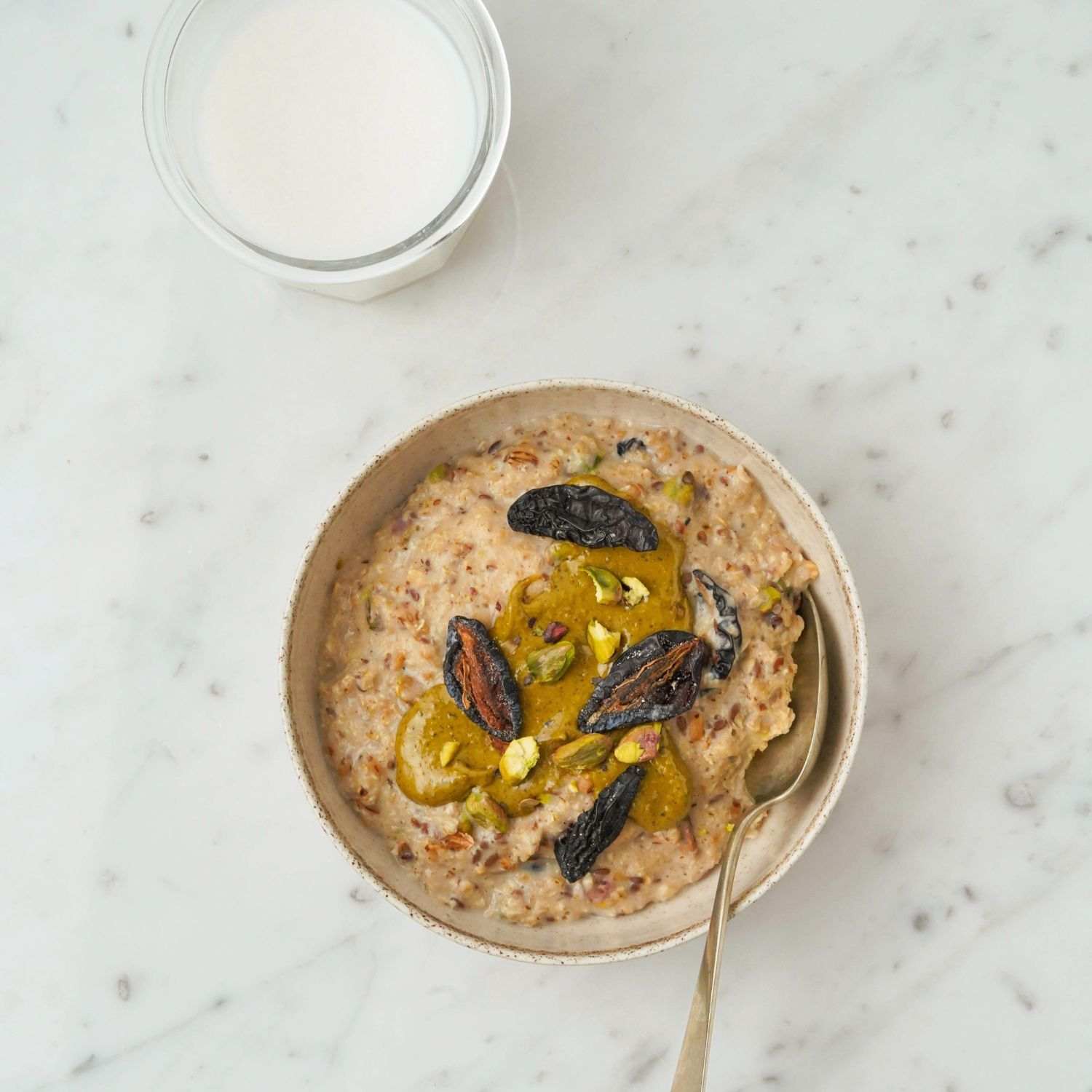 pista prune porridge makadamia