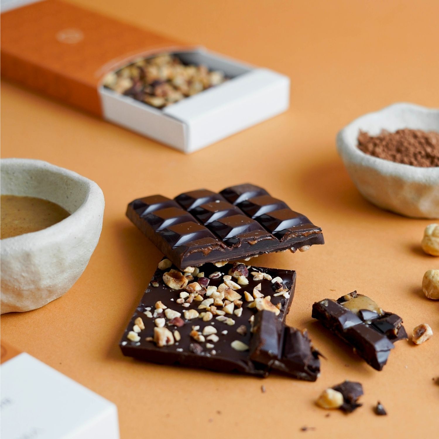 tavolette di cioccolato e nocciole makadamia