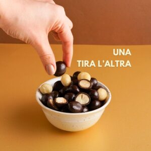 noci di macadamia ricoperte di cioccolato fondente